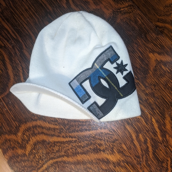 DC Beanie with visor - Picture 1 of 2